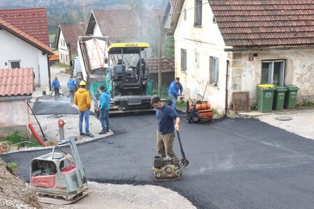 ASFALTIRANJE CESTE SKOZI TOPOL 02 FOTO LJUBO VUKELIČ